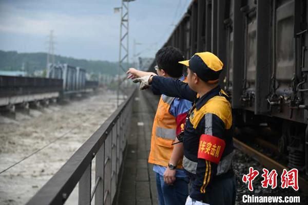 宝成铁路涪江大桥“重车压梁”应对洪峰