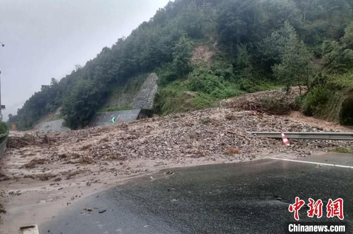 再发泥石流灾害 京昆高速四川雅西段双向管制