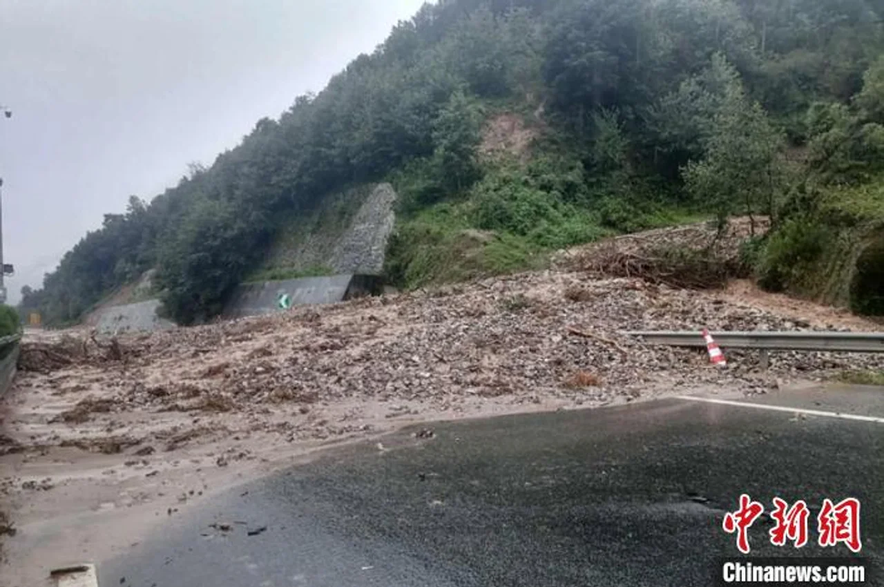 再发泥石流灾害 京昆高速四川雅西段双向管制