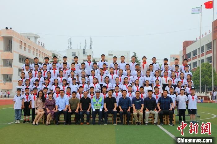 江苏一小学毕业照辅警“C位出道”背后：用爱心在付出
