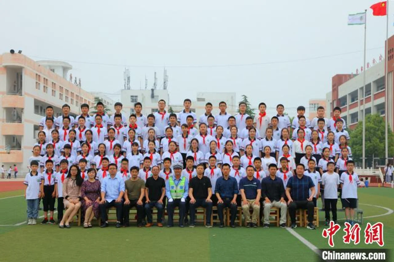 江苏一小学毕业照辅警“C位出道”背后:用爱心在付出