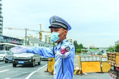 警服上白色汗渍，记录着他们艰辛的付出