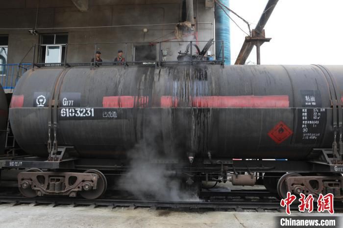 探访油罐车“搓澡工”：80℃高温下作业 年送4000辆油品