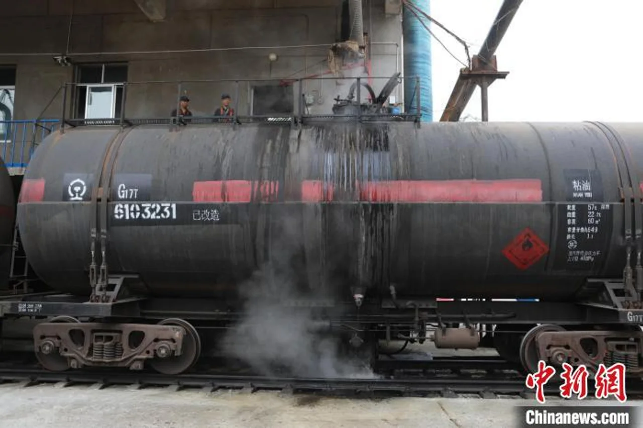 探访油罐车“搓澡工”:80℃高温下作业 年送4000辆油品