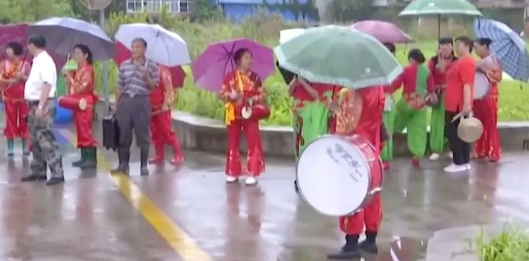 没赶上为抗洪战士送行，她哭红了眼