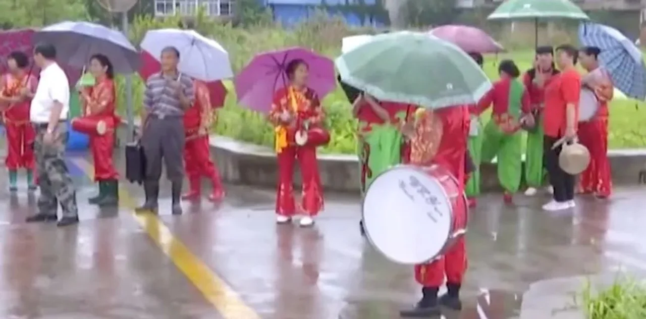 没赶上为抗洪战士送行,她哭红了眼