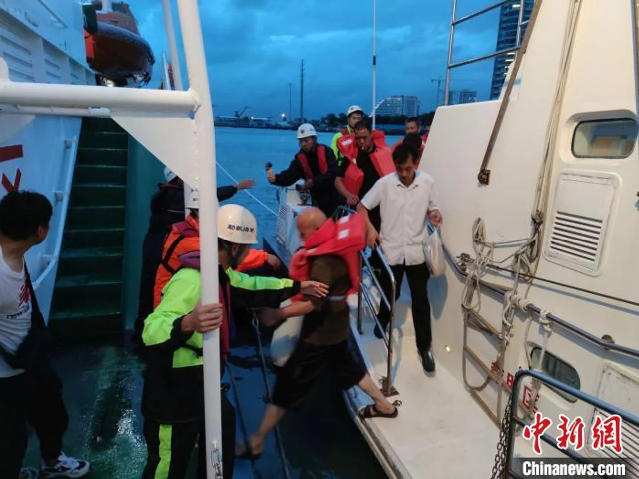 “森拉克”台风致多船遇险 15名渔民获救助