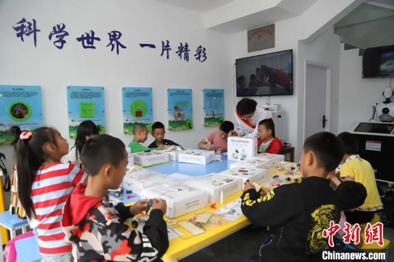 贵州毕节:为搬迁户子女开办暑期青少年科学工作室