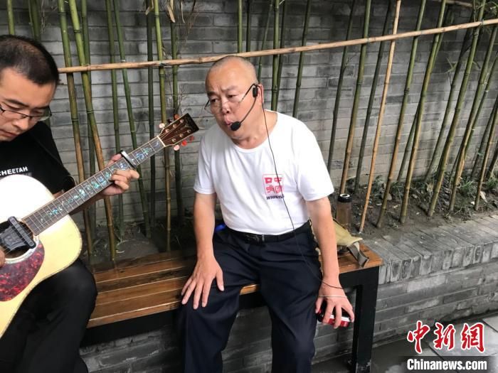 成都“口哨大爷”玩乐队、搞路演：想让更多人领略口哨魅力