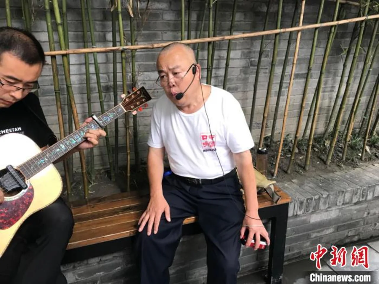 成都“口哨大爷”玩乐队、搞路演:想让更多人领略口哨魅力