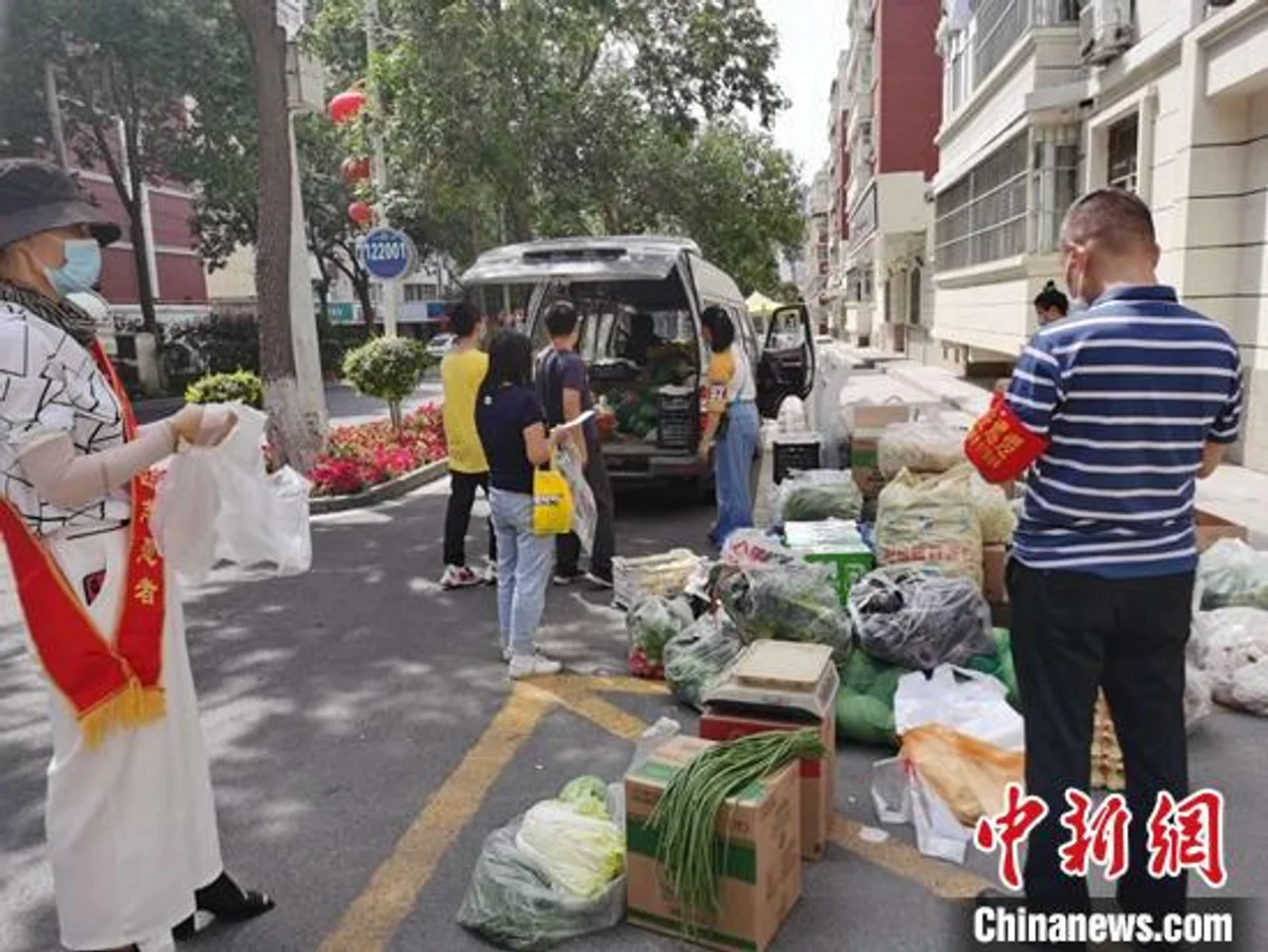乌鲁木齐:大学生志愿者为防疫贡献青春力量 为居民服务