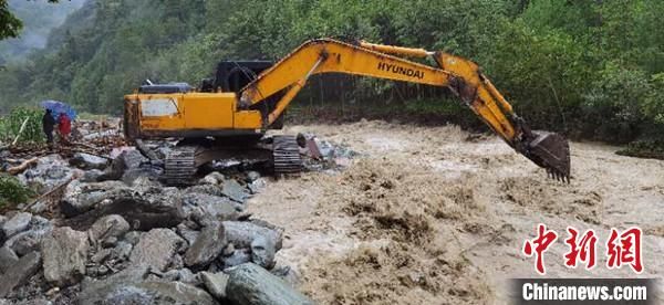 四川北川遭暴雨袭击道路中断 紧急转移受灾群众