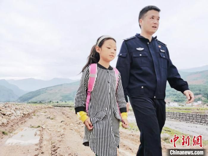 民警千里扶贫路：劝返辍学儿童 让他们走出大山
