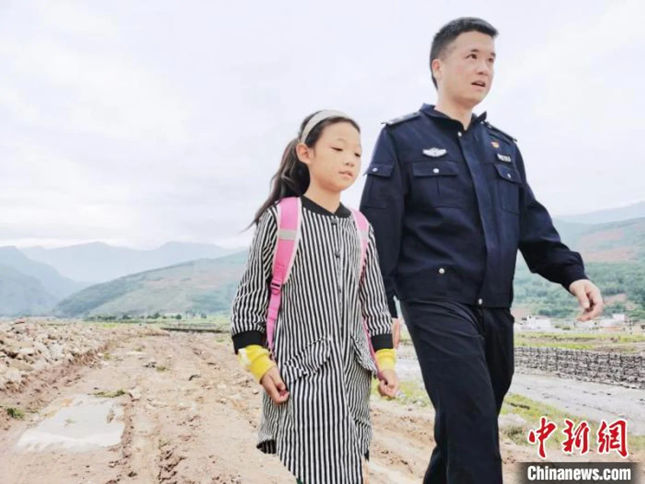 民警千里扶贫路:劝返辍学儿童 让他们走出大山