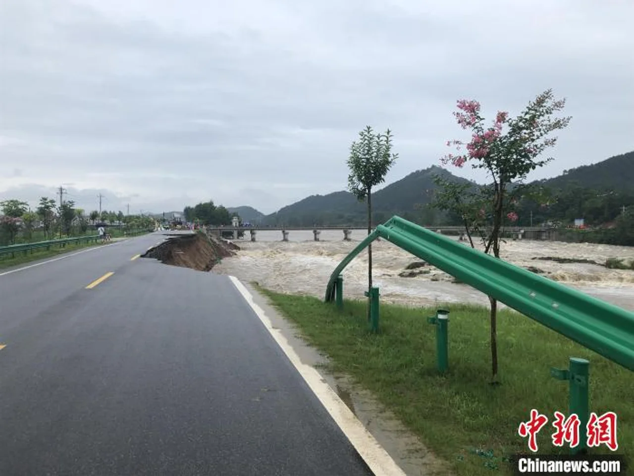 湖北麻城一河堤出现塌方 转移民众1800余人