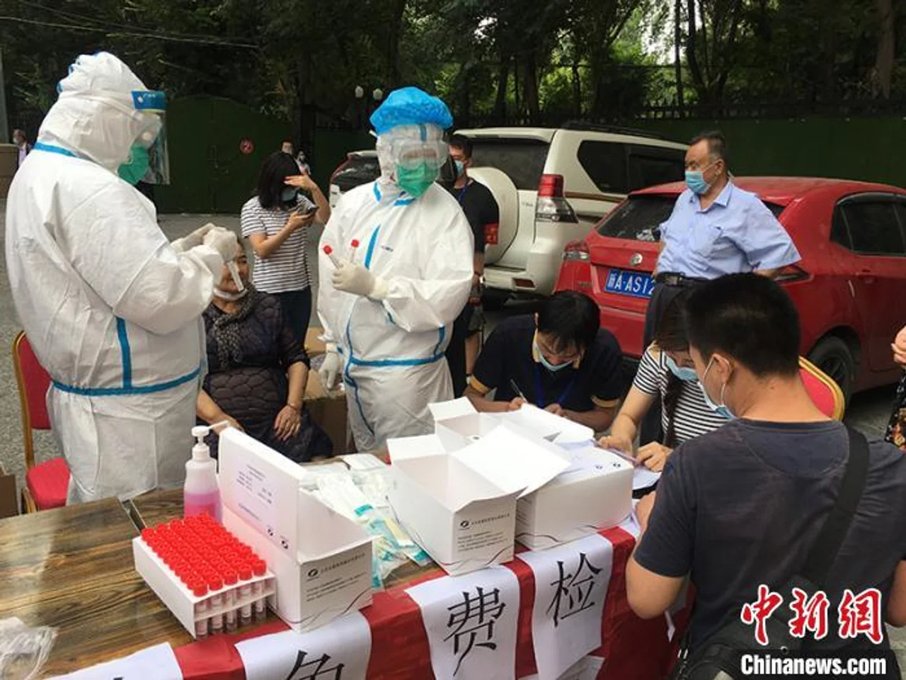 “一个不落地做检测” 乌鲁木齐市有序进行全面核酸检测