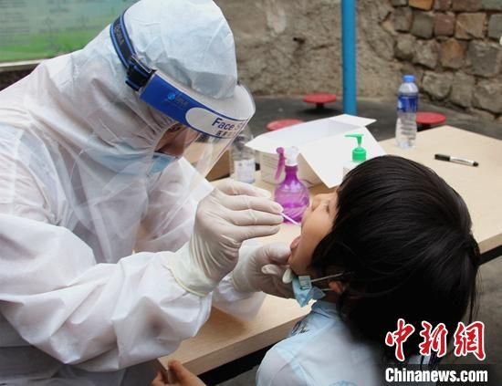探访乌鲁木齐新冠肺炎核酸检测现场：半分钟内即可完成采样