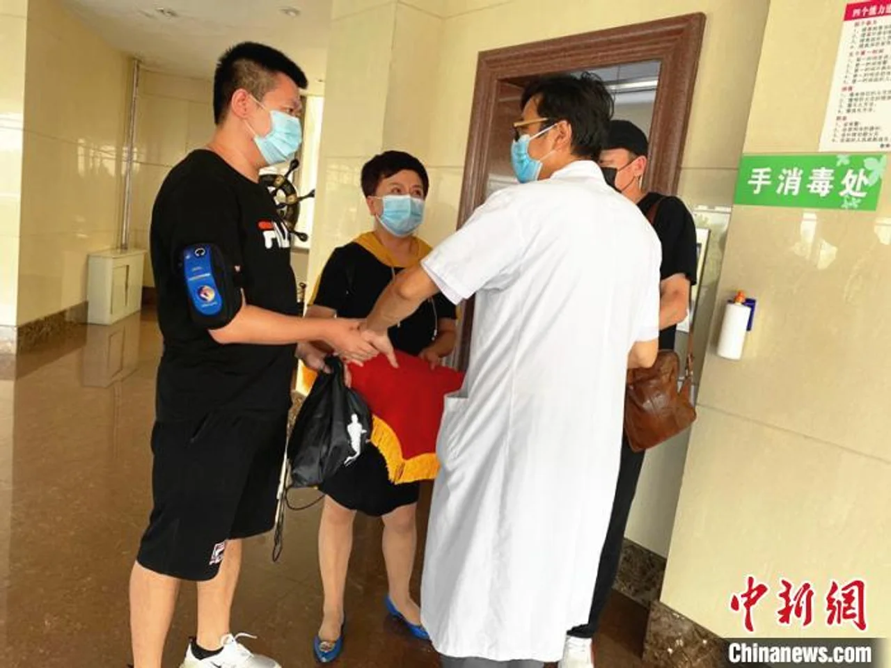 “口对口”被救哈尔滨小伙康复 当面谢恩送锦旗