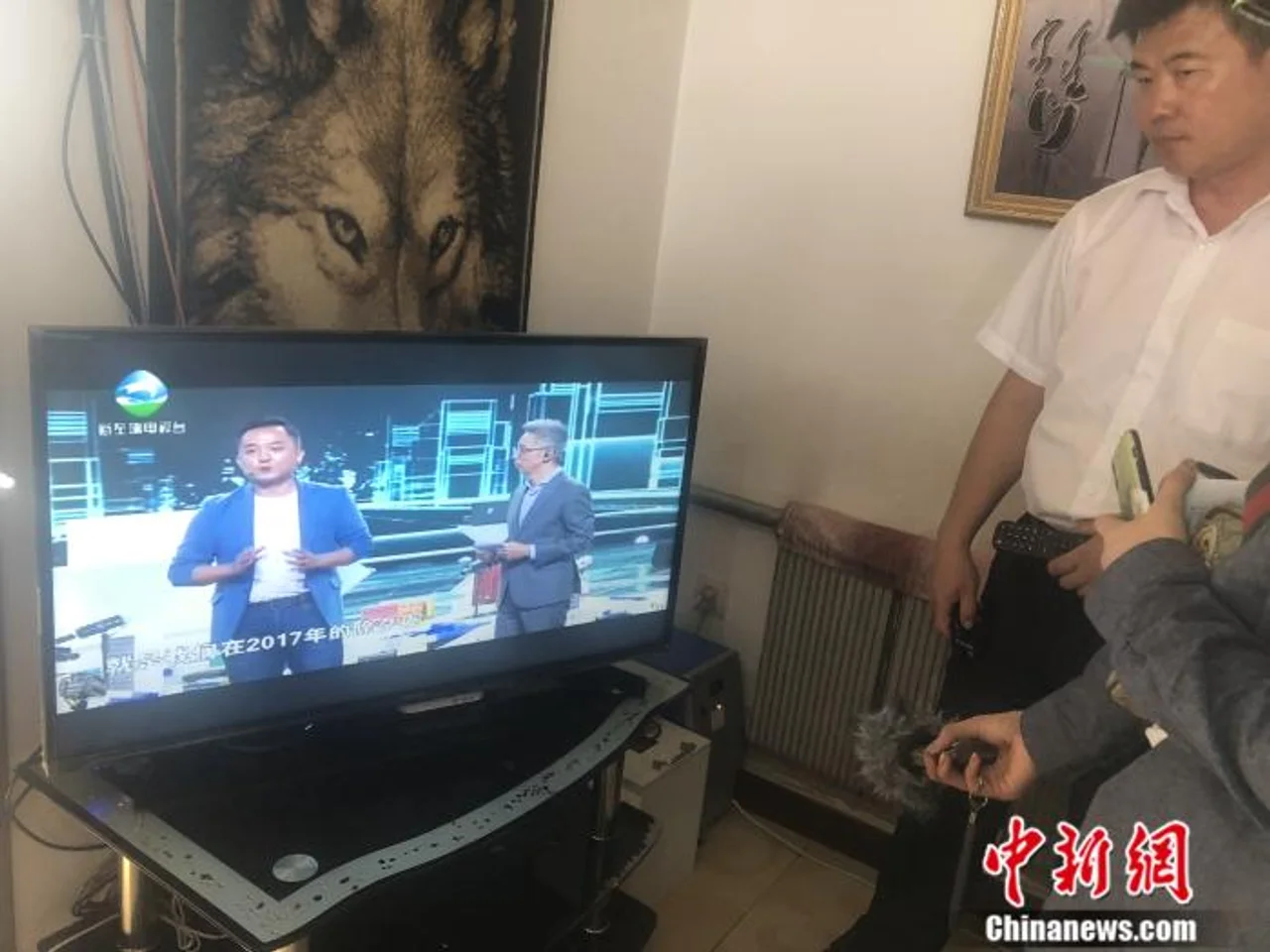 边看电视边放羊 内蒙古草原牧民过上了“想都不敢想”的生活