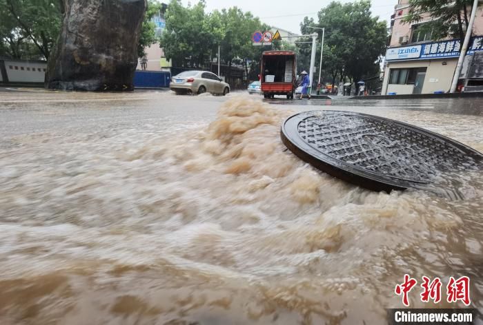 重庆32个区县出现暴雨 99条次中小河流出现明显涨水