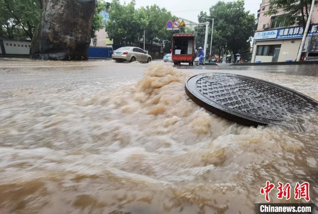 重庆32个区县出现暴雨 99条次中小河流出现明显涨水