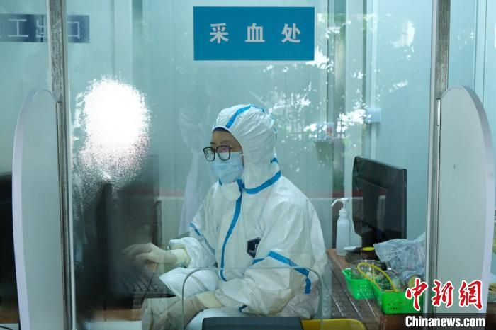 上海医疗机构启用户外核酸采样工作站 保障一线采样医护健康与安全