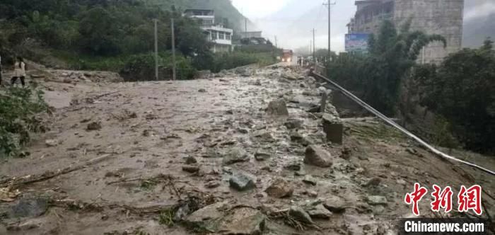 四川甘孜州境内多地暴雨 部分地段发生泥石流灾害