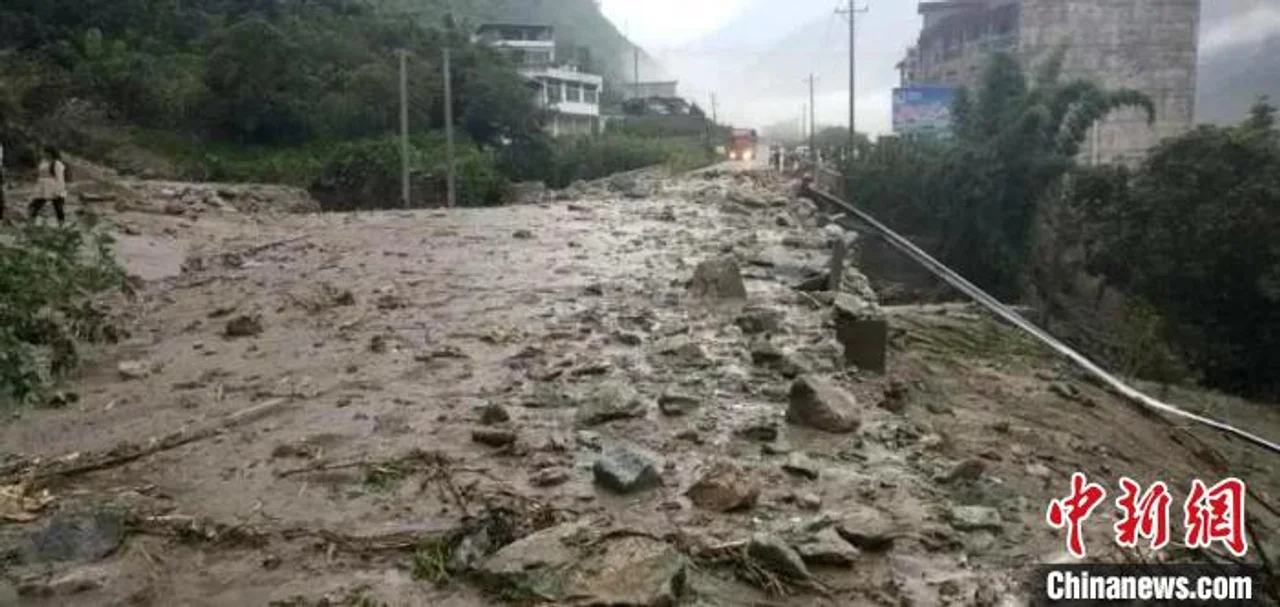 四川甘孜州境内多地暴雨 部分地段发生泥石流灾害