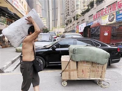 一个重庆“棒棒”的一天：灌20斤白开水，爬100多层楼