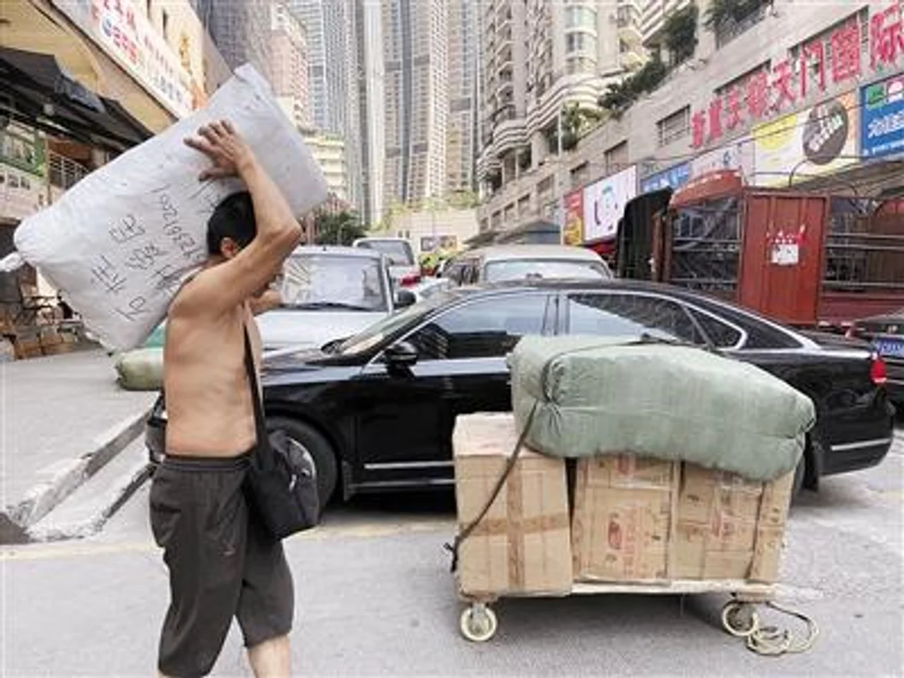 一个重庆“棒棒”的一天:灌20斤白开水,爬100多层楼