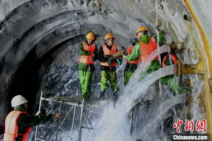 中缅通道大瑞铁路“最难掘进隧道”——大柱山隧道建设项目获表彰