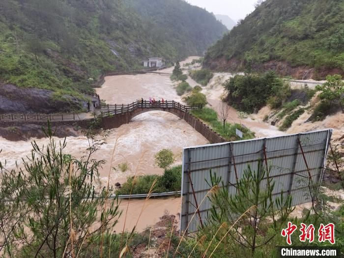 台风天游客被困山腰激流 救援人员悬崖上开辟生命通道