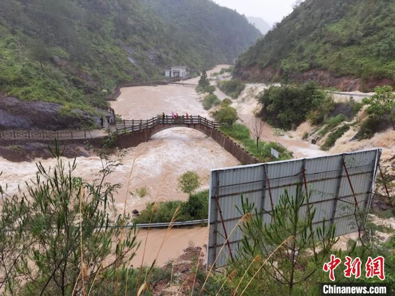 台风天游客被困山腰激流 救援人员悬崖上开辟生命通道