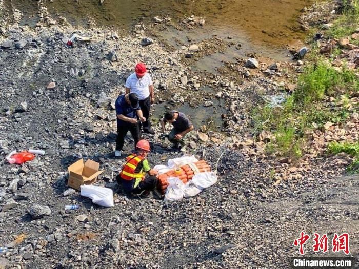 湖北安陆警方安全销毁一枚航空子母弹