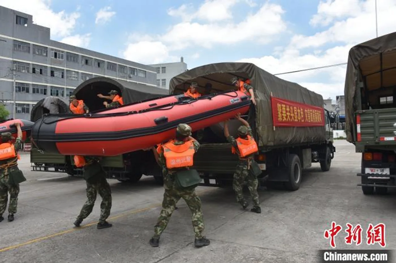 浙江温州多方力量集结抗击台风 已转移20万群众避险