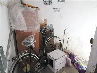 楼道堆放杂物屡治屡现根治不了 社区无执法权只能劝