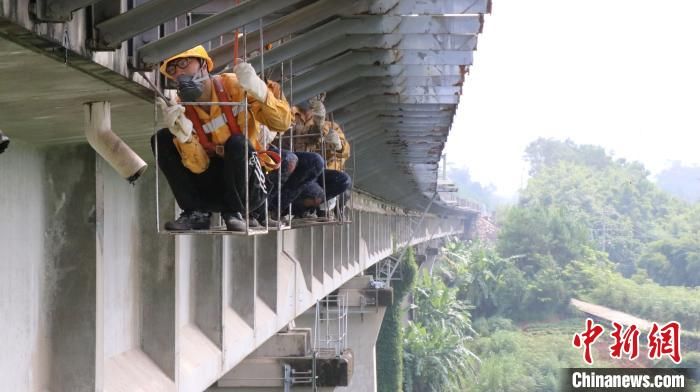 高温下的铁路桥梁工：高空“荡秋千”护佑平安路