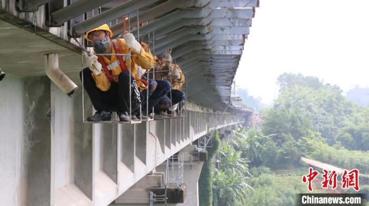 高温下的铁路桥梁工:高空“荡秋千”护佑平安路