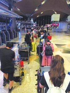 难以靠岸的邮轮：疫情下203名中国船员海上漂泊上百天