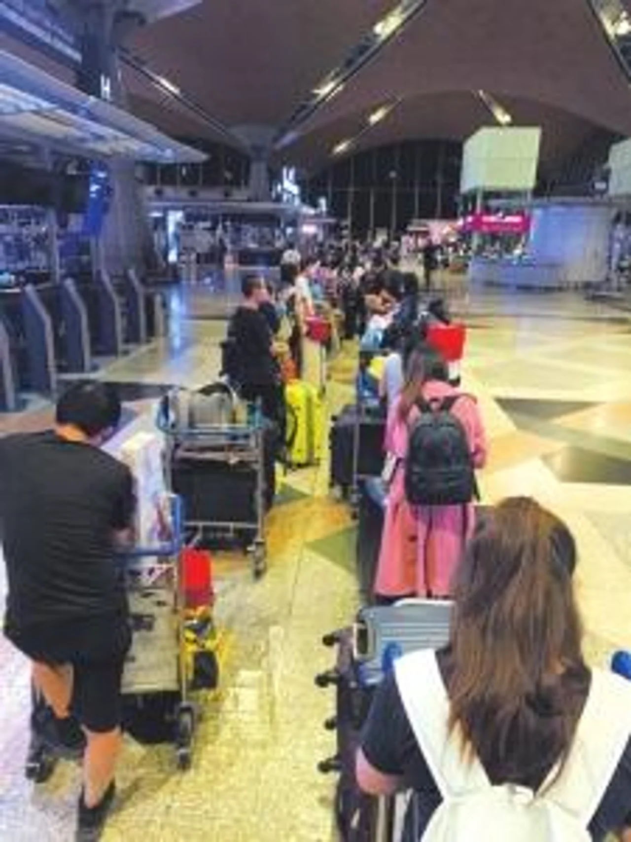 难以靠岸的邮轮:疫情下203名中国船员海上漂泊上百天