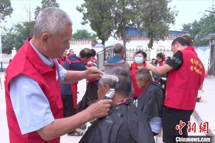 山西七旬老人坚持8年做义工 志愿服务6000多小时