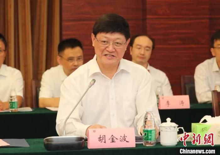 任正非“旋风”到访南京两大名校：华为深入布局校企合作
