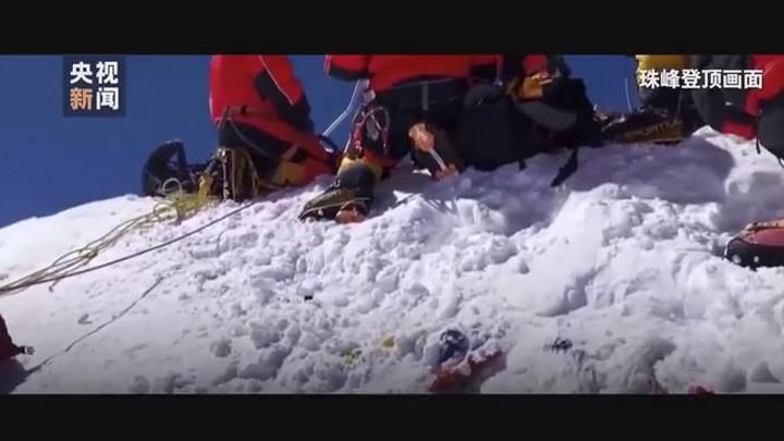 珠峰高程测量登山队队员登顶那一刻 大本营欢腾了