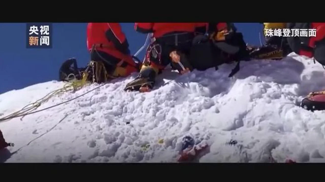 珠峰高程测量登山队队员登顶那一刻 大本营欢腾了
