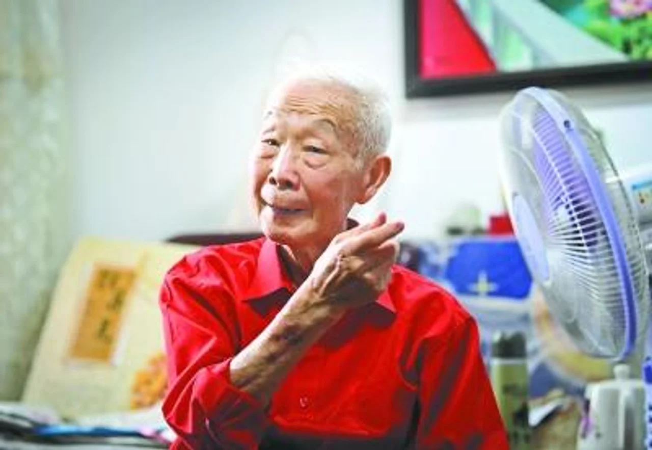 87岁老战士战胜新冠肺炎后更新愿望清单:要快乐每一天