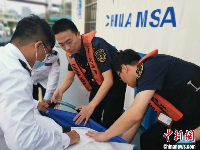 上海南浦大桥水域一男子落水 黄浦海事成功救助