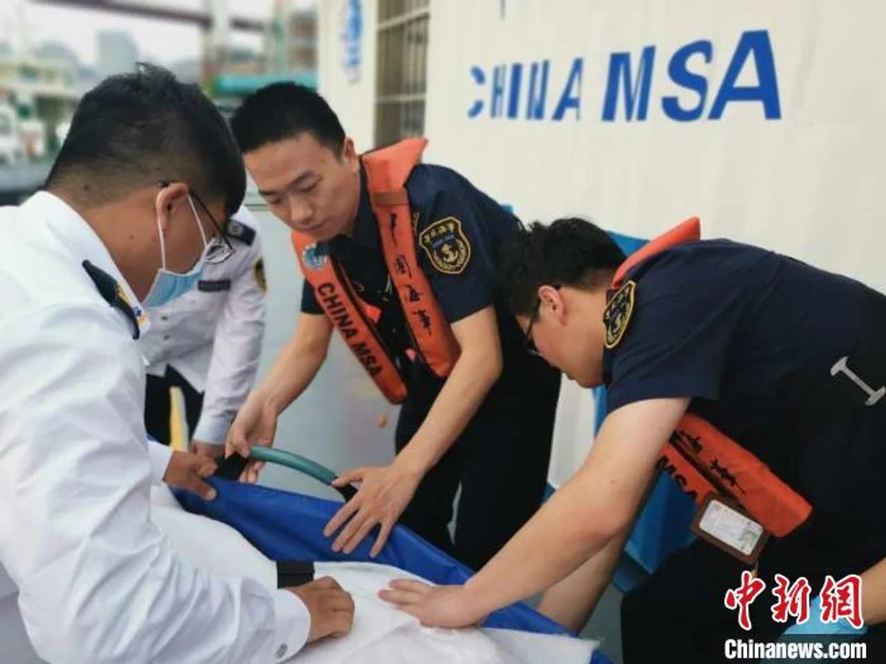 上海南浦大桥水域一男子落水 黄浦海事成功救助