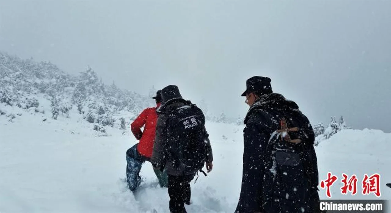 云南迪庆千余村民挖虫草遭遇大雪 民警巡逻护平安