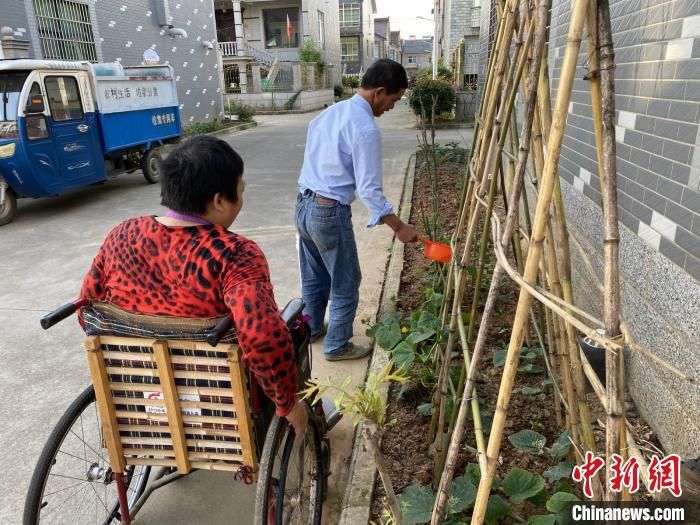 用行动诠释爱与责任 浙江“好丈夫”照顾瘫痪妻子28载