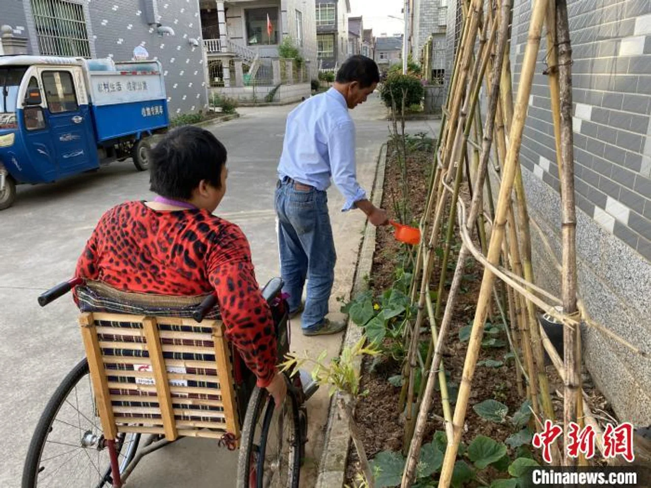 用行动诠释爱与责任 浙江“好丈夫”照顾瘫痪妻子28载